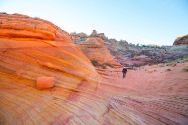 Utah dağlarında yürüyüş. Alışılmadık doğal manzaralarda yürüyüş. Fantastik kumtaşı oluşumları.