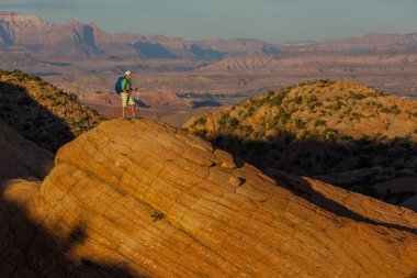 Utah dağlarında yürüyüş. Alışılmadık doğal manzaralarda yürüyüş. Fantastik kumtaşı oluşumları.