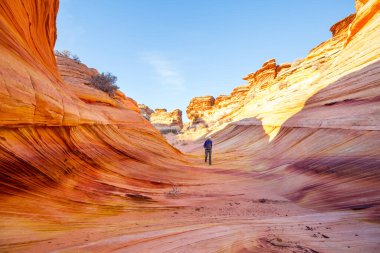 Utah dağlarında yürüyüş. Alışılmadık doğal manzaralarda yürüyüş. Fantastik kumtaşı oluşumları.