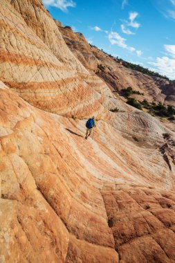 Utah dağlarında yürüyüş. Alışılmadık doğal manzaralarda yürüyüş. Fantastik kumtaşı oluşumları.