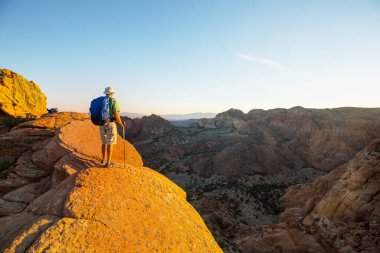 Utah dağlarında yürüyüş. Alışılmadık doğal manzaralarda yürüyüş. Fantastik kumtaşı oluşumları.