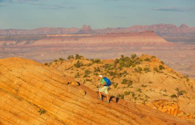 Utah dağlarında yürüyüş. Alışılmadık doğal manzaralarda yürüyüş. Fantastik kumtaşı oluşumları.