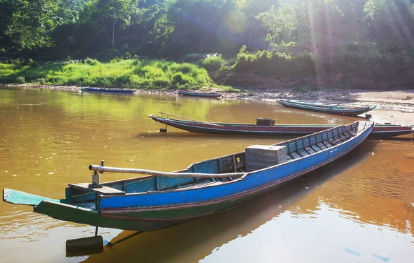 Laos 'taki Mekong nehrinde geleneksel tekneler
