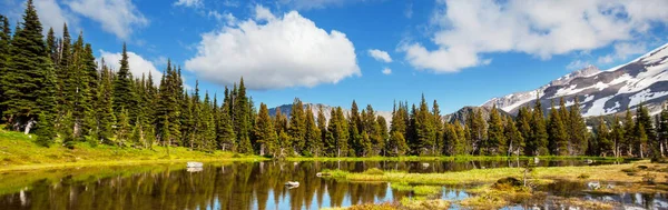 Piękne Krajobrazy Jeziorze Góry — Zdjęcie stockowe