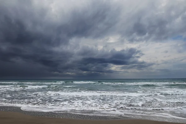 Regenwetter Über Dem Meer Strand — Stockfoto