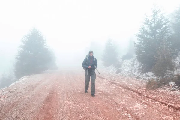 Escursionista Cammina Lungo Strada Nella Nebbia — Foto Stock