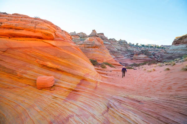 Utah dağlarında yürüyüş. Alışılmadık doğal manzaralarda yürüyüş. Fantastik kumtaşı oluşumları.