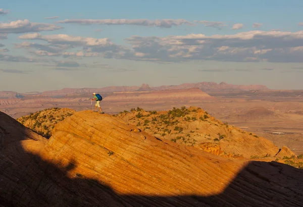 Utah dağlarında yürüyüş. Alışılmadık doğal manzaralarda yürüyüş. Fantastik kumtaşı oluşumları.