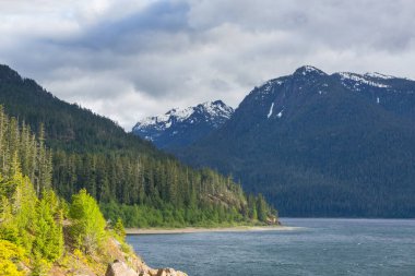 Gün batımında Kanada 'daki dağ gölünün sakin manzarası