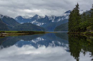 Gün batımında Kanada 'daki dağ gölünün sakin manzarası