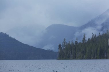 Gün batımında Kanada 'daki dağ gölünün sakin manzarası