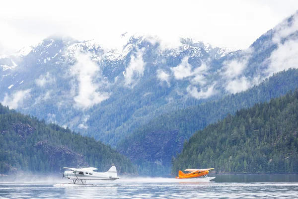 Float Plane Lago Montanhas Canadá — Fotografia de Stock