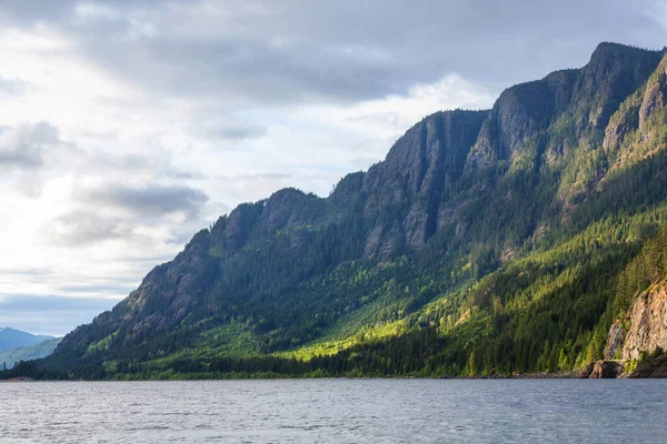 Cena Serena Junto Lago Montanha Canadá Pôr Sol — Fotografia de Stock