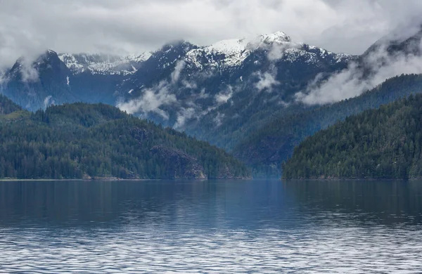 Gün batımında Kanada 'daki dağ gölünün sakin manzarası