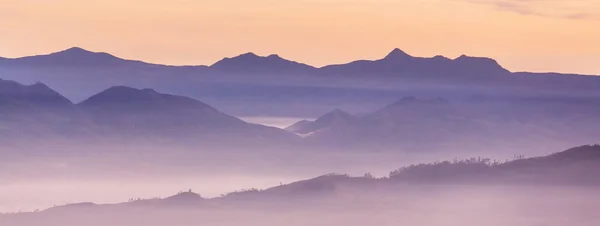 春の日の出の山のシルエット — ストック写真