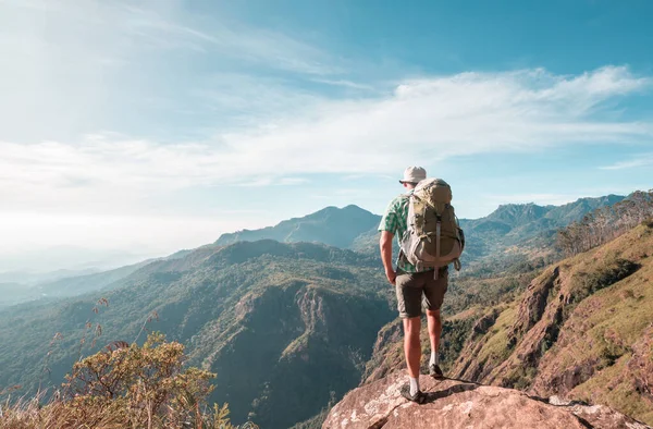 Uomo Nell Escursione Sullo Sri Lanka — Foto Stock