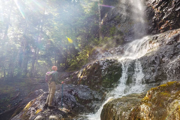 Senderista Cerca Hermosa Cascada Las Montañas Canadienses —  Fotos de Stock