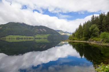 Kanada'da dağ gölü sakin sahne