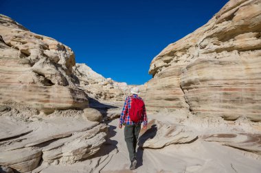 Utah dağlarında yürüyüş. Alışılmadık doğal manzaralarda yürüyüş. Fantastik kumtaşı oluşumları.