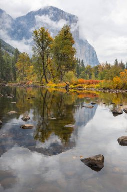 Yosemite Ulusal Parkı, Kaliforniya, ABD 'de güzel bir sonbahar sezonu