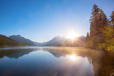 Güzel Bowman göl yansıması muhteşem dağların buzul Milli Parkı, Montana, ABD ile.