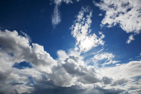 Sonnigen Hintergrund Blauen Himmel Mit Weißen Wolken Natürlichen Hintergrund — Stockfoto