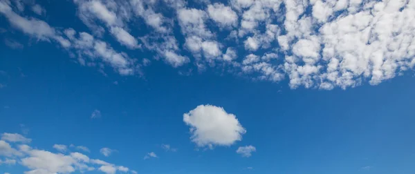 Solig Bakgrund Blå Himmel Med Vita Moln Naturlig Bakgrund — Stockfoto