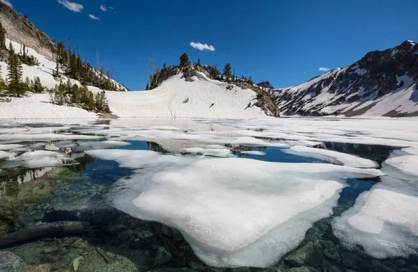 Klidné Jezero Horách Letní Sezóně Krásné Přírodní Krajiny — Stock fotografie