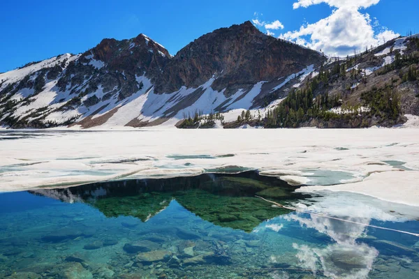 夏の季節には山の中でセレニティ湖 美しい自然景観 — ストック写真