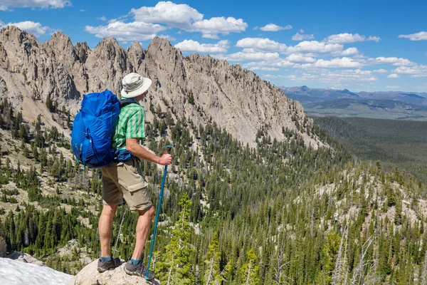 Hiker Mountains Beautiful Rock Background — 图库照片