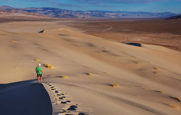 Randonneur Parmi Les Dunes Sable Dans Désert — Photo