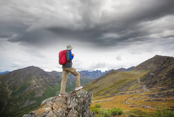 Hiker Beautiful Mountains Tombstone Territorial Park Yukon Canada — Foto Stock