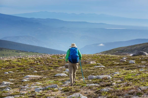 Hiker Beautiful Mountains Tombstone Territorial Park Yukon Canada — Foto Stock