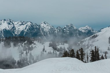 North Cascade Range, Washington, ABD 'deki güzel dağ zirvesi.