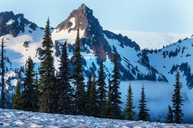 North Cascade Range, Washington, ABD 'deki güzel dağ zirvesi.