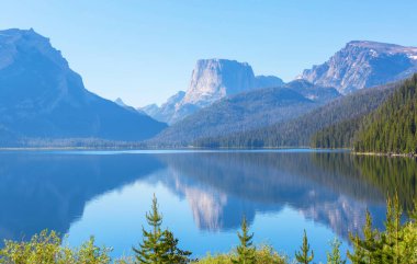 Yaz mevsiminde dağlarda huzur gölü. Güzel doğal manzaralar..