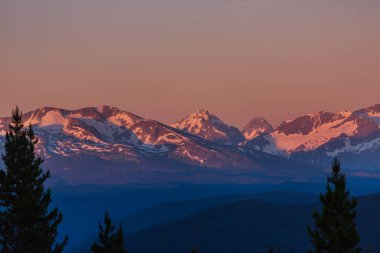Dağlarda manzaralı günbatımı. Güzel doğal arkaplan.