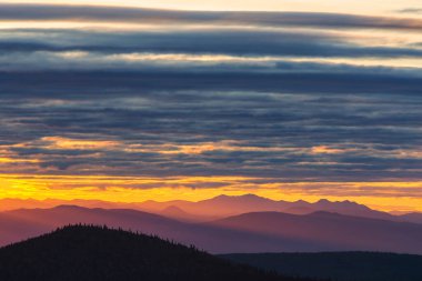 Dağlarda manzaralı günbatımı. Güzel doğal arkaplan.