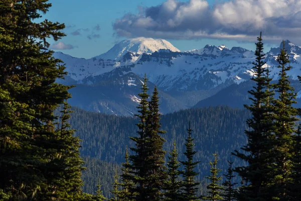 North Cascade Range, Washington, ABD 'deki güzel dağ zirvesi.