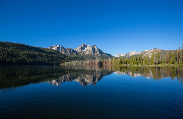 Lago Serenidade Nas Montanhas Temporada Verão Lindas Paisagens Naturais — Fotografia de Stock