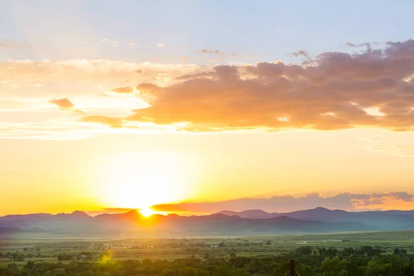 Scenic Sunset Nas Montanhas Fundo Natural Bonito — Fotografia de Stock