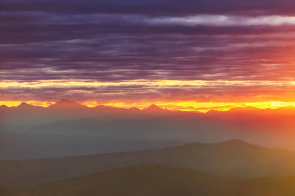 Puesta Sol Escénica Las Montañas Hermoso Fondo Natural — Foto de Stock