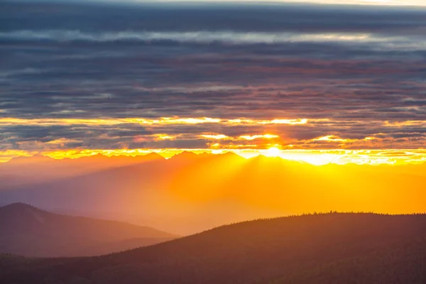 Naturskön Solnedgång Bergen Vacker Naturlig Bakgrund — Stockfoto