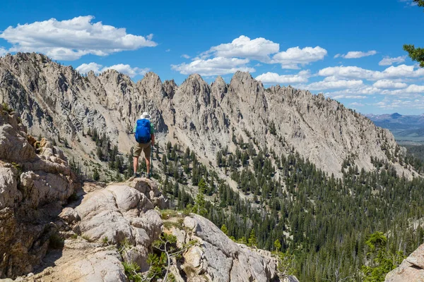 Der Mensch Auf Der Klippe Der Berge Wanderszene — Stockfoto