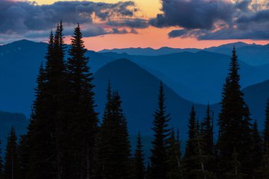 Bahar mevsiminde gün doğumunda dağ silueti