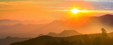 Bahar mevsiminde gün doğumunda dağ silueti