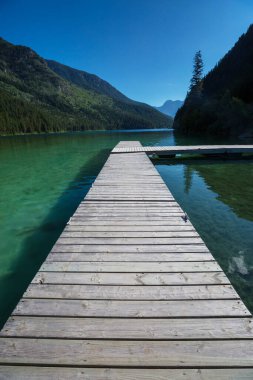 Huzur dağlarında ahşap iskele.