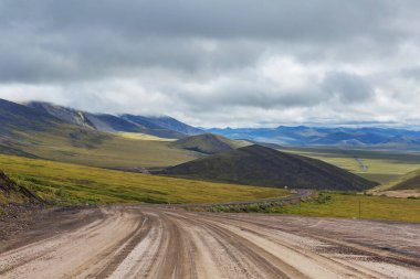 Sonsuz Dempster karayolu yakınındaki Kuzey Kutup dairesi, Dawson City Inuvik, Kanada için önde gelen uzak çakıl yol