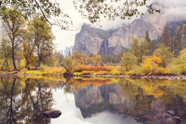 Yosemite Ulusal Parkı, Kaliforniya, ABD 'de güzel bir sonbahar sezonu