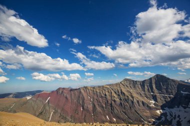 Buzul Ulusal Parkı 'nın resimli kayalık zirveleri, Montana, ABD. Güzel doğal manzaralar..
